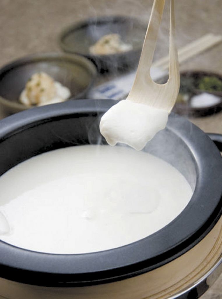 とにかくこれは食べて!!豆乳が目の前で豆富に★タレ・沖縄しお・柚子胡椒でどうぞ