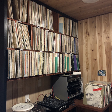 店主が収集し続けた100種類超のレコードを聴きながら、ゆったりとお過ごし下さい♪