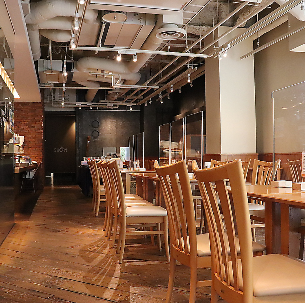大小のテーブル席が並ぶ開放感のある明るい店内はランチやカフェにもぴったり！
