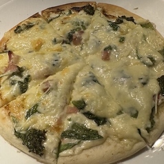 ベーコンとたっぷり野菜のクリームピザ