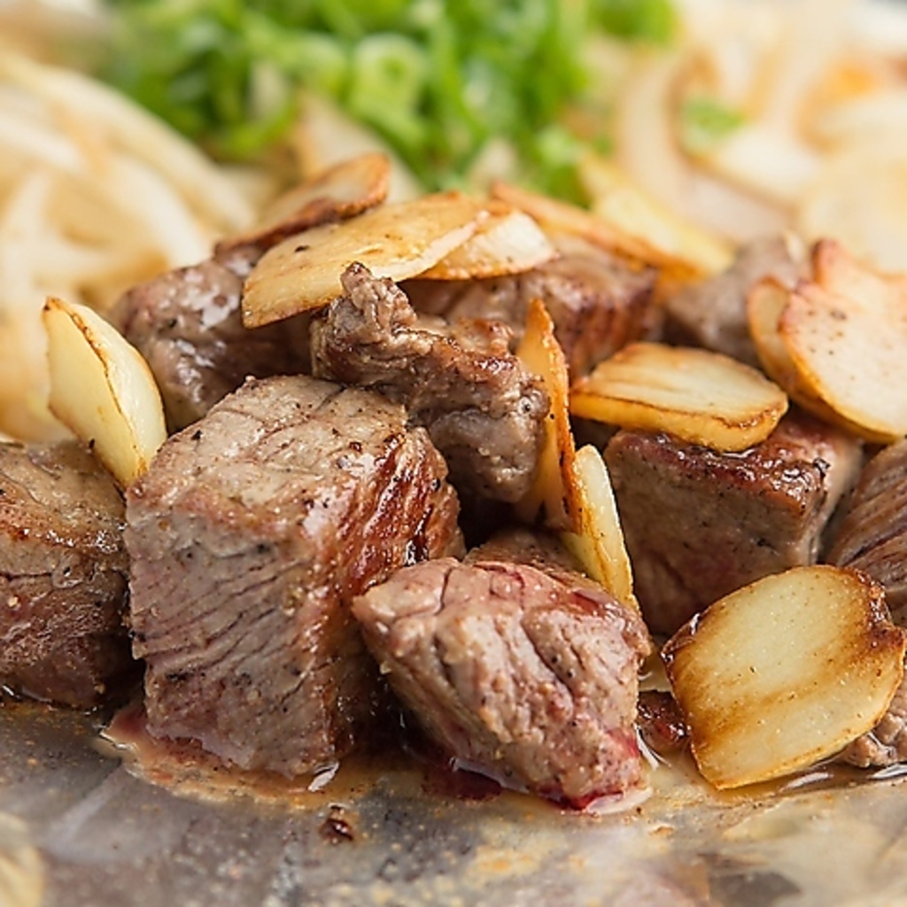 【鉄板料理充実】フィレ肉サイコロステーキ140g2629円(税込)など、特別な食材もご堪能いただけます。