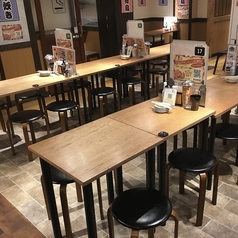 【ＪＲ秋葉原駅昭和通り口より徒歩約5分の鶏料理が美味しい居酒屋】2名様～4名様ご利用いただける広々としたテーブル席です♪席のみ予約も可能です。お電話にてご予約ください。