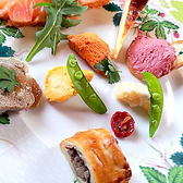 色々な料理を楽しめる前菜盛り合わせ｜色んな料理を味わうことができる前菜の盛り合わせ。味はもちろん、盛り付けもきれいで見た目でもご満足いただけます。