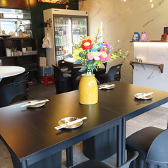 角テーブル席もあり♪