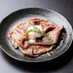 炙り国産和牛の極みユッケ温玉のせ