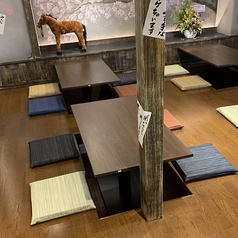 【2階】足をおろして寛げる掘りごたつ席。会社宴会、女子会、同窓会、ご友人とのちょっとした集まりにも最適。