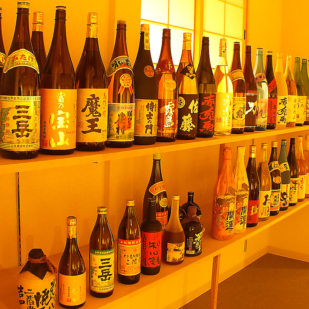 お酒類も種類豊富に取り揃えております。ハイボールや焼酎、各種サワーやソフトドリンクもあります！