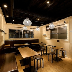 お食事をゆっくりお楽しみいただけるように、2階のテーブルは広くゆったりと配置させて頂きました。グループ利用に適しております。