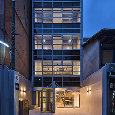 地鶏と餃子の創作居酒屋 コモンダイニング 四条烏丸の外観1