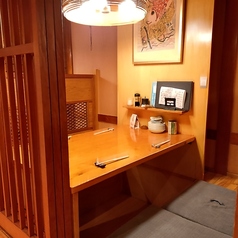 【4名様掛けのテーブル席ございます】周りを気にせずお楽しみ頂けるBOX席のご用意ございます。デートや小規模宴会に是非♪