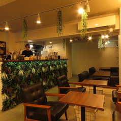 白を基調とした明るく清潔感のある店内で、ゆったりとした時間を過ごせます。