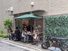 季節を感じられる涼しげなテラス席で一杯いかが？