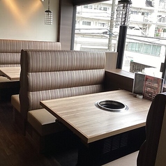 【喫煙席】ご友人同士やご家族、職場の同僚とのお食事にぴったりの空間です。程よい距離感で会話も弾み、心地よい時間をお過ごしいただけます。駅チカの好立地でアクセスも抜群。ぜひ当店自慢の焼肉を囲みながら、楽しいひとときをお楽しみください。