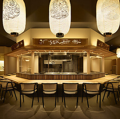 臨場感溢れる六角形のカウンター席は、調理風景を目の前で楽しめる特等席です。炉端焼きの香ばしい匂いや、職人の手さばきを五感でお楽しみください。デートや、お一人様でのご利用にもおすすめです。