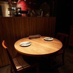 かわいい丸テーブルはカップルにも人気☆