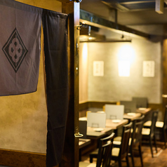 適度に仕切られた空間はプライベートから会社の飲み会まで様々なシーンにご利用いただけます♪【愛媛 松山 焼き鳥 飲み放題 個室 貸切 誕生日 記念日 宴会 女子会 接待 飲み会】