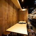 店内にはカウンター席の他に、落ち着いてお食事していただけるテーブル席をご案内しております。宴会や貸切につきましても、ご不明点ございましたら店舗スタッフまでお気軽にお問合せください。