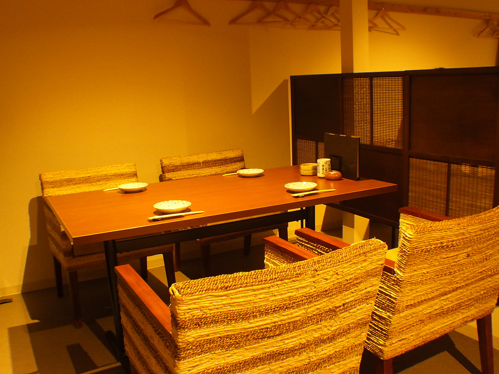 テーブル席はソファのような椅子でゆったりと！靴を脱がなくていいので、女子会にもぴったりです！