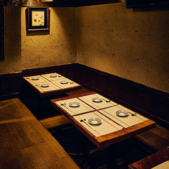 【リピーター率80%！！】情緒漂うこだわりの個室でまったりと♪間接照明とこだわりの内装でおもてなし◎周囲を気にすることのない完全プライベート空間でゆったりとお召し上がりください。様々なタイプの個室をご用意しており何度ご来店いただいてもお楽しみいただけます♪大切な時間を大切な人たちと当店自慢の個室で♪