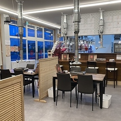 4名様までご利用いただけるテーブル席もご用意しております。焼肉を楽しむカジュアルなデートにもご利用いただけます。