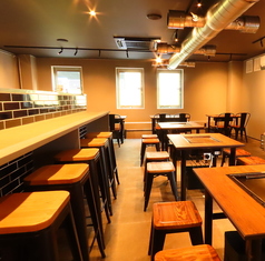 モダンに仕上げたカウンター席　※電源完備