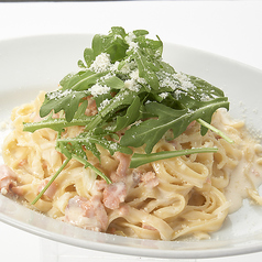 《クリームベース》スモークサーモンとルッコラのクリームタリアテッレ