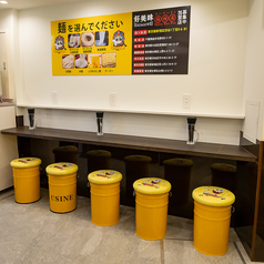 ひとりでも気軽に立ち寄れるカウンター席をご用意しています。目の前でぐつぐつ煮込まれるスープの香りに包まれながら、自分だけの一杯をじっくり味わう贅沢な時間をどうぞ。