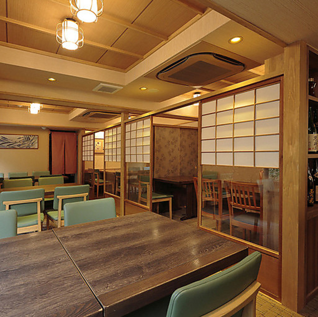 木の温もりを感じる落ち着いた店内でゆったりとお食事を♪少人数から団体様まで幅広くご利用可能です