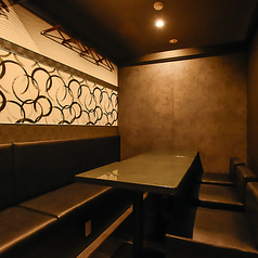銀座や日本橋の中心に位置しながらも、喧騒を忘れさせる隠れ家のような空間が広がっています。5～6名様用の個室では、プライベートなひとときを心ゆくまで楽しむことができます。大人のための上質な雰囲気の中で、ゆったりとした時間をお過ごしください。なお、1階または2階のご指定はできかねますので、ご了承ください。