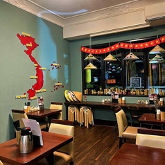 当店のテーブル席は広めに設定されており、料理を囲んで楽しい会話を弾ませるにはぴったりです。