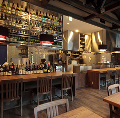 10席あるカウンター席は厨房内が一望できます。お食事をつくるライブ感をお楽しみ頂けるお席です。