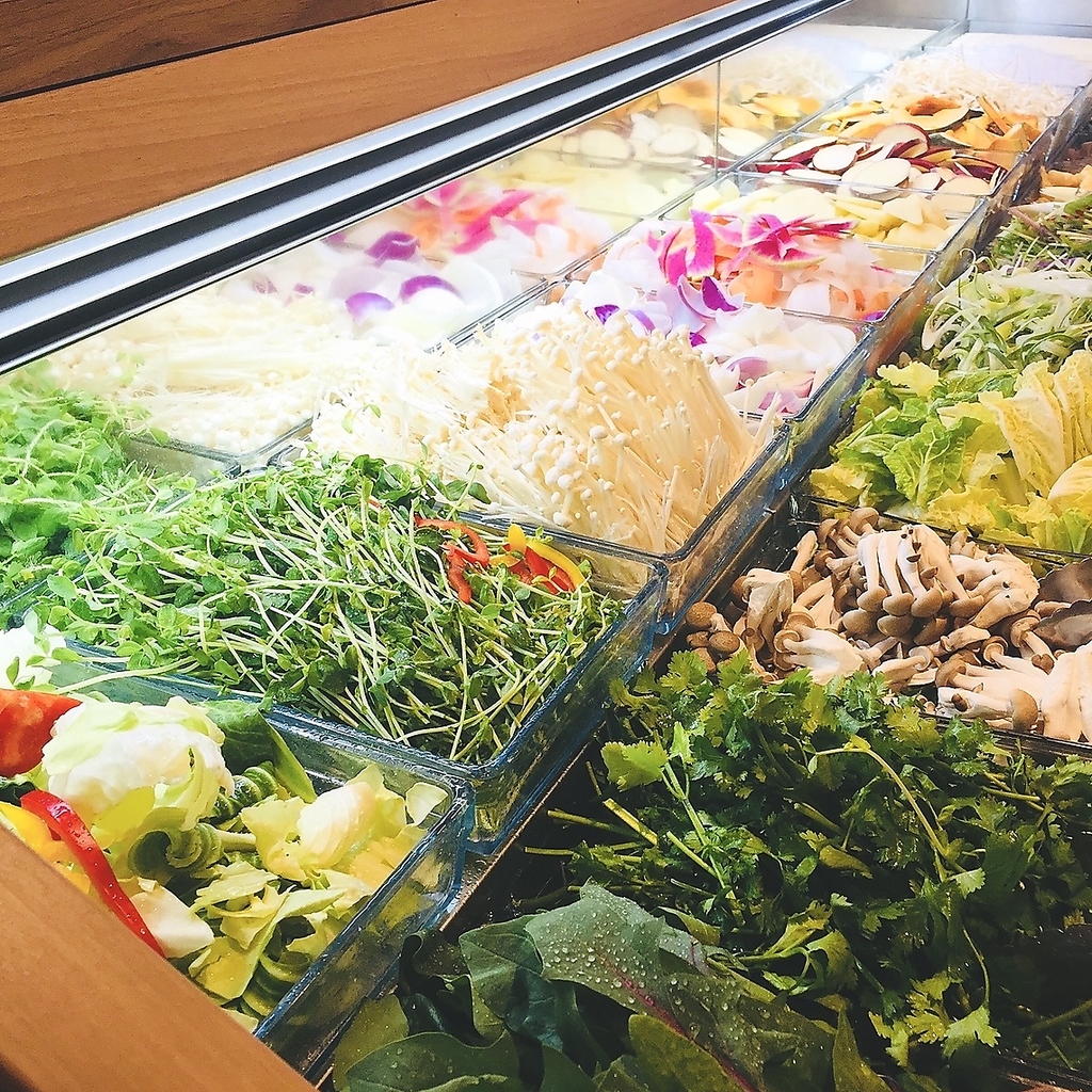 新鮮野菜も食べ放題！常時準備されている野菜は産地直送で、安心安全が心がけられています。