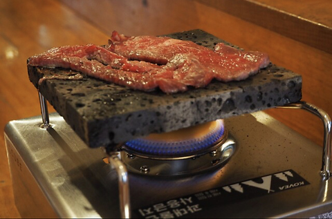 戸畑生まれの店主が手掛ける店内で焼肉も楽しめるちょい呑み酒場