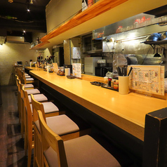 目の前で焼き上がる餃子の音と香りを楽しみながら、ビールやレモンサワーを片手に、自分のペースでゆったりとしたひとときを過ごせます。お通しなし＆アラカルト制で、1杯だけでも大歓迎。ひとり飲み、サク飲み、2軒目利用…どんな夜にもフィットする、心地よい“おかんの台所”へようこそ。