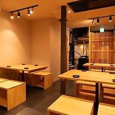 九州のお料理と相性抜群です。当店名物のもつ鍋は最高級黒毛和牛の小腸を使用し、香ばしく濃厚な味わいが楽しめます。歓送迎会や忘新年会に最適な12名~のフロア貸切や、少人数用の個室も完備。女子会、飲み会、デート、記念日など、さまざまなシーンでご利用いただけます♪