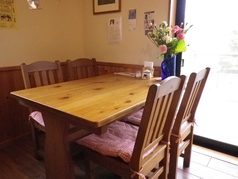 木製のカントリー風な椅子とテーブル。落ち着いてアットホームな雰囲気で、お過ごし頂けます。4名×3卓、6名×1卓