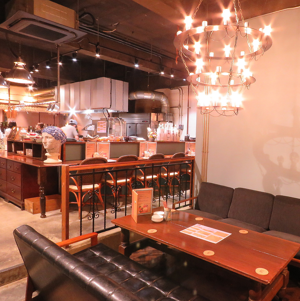 2～4名掛けのソファ席、テーブル席は団体様でもご利用可能◎フロア貸切や店舗貸切　最大85名迄可能◎