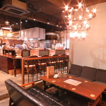 2～4名掛けのソファ席、テーブル席は団体様でもご利用可能◎フロア貸切や店舗貸切　最大85名迄可能◎