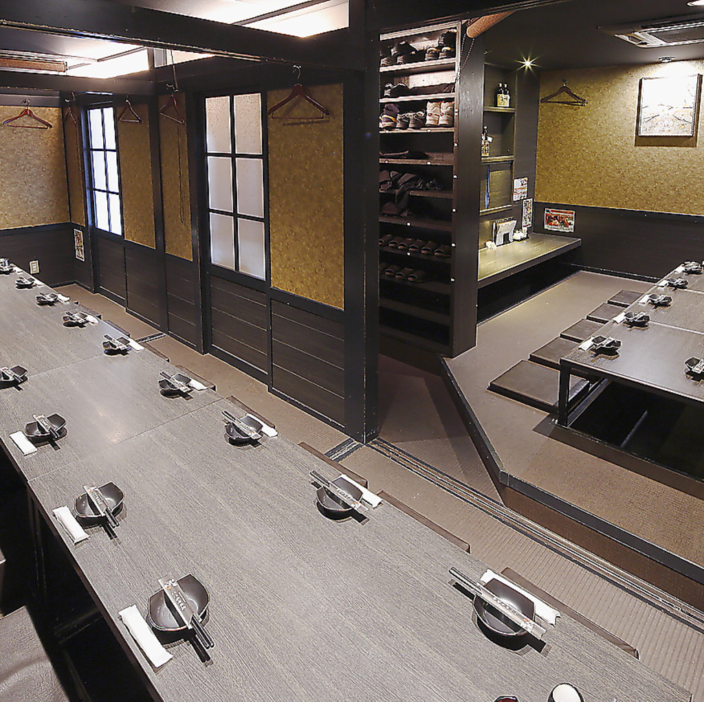 最大30名様までの座敷。移動式の壁で仕切って人数の増減にも対応できます。