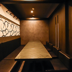 銀座や日本橋の喧騒を離れ、隠れ家的な大人の空間で特別なひとときを。7～8名様がゆったりとくつろげる個室をご用意しています。洗練された雰囲気の中で、心温まる会話や美味しい料理を楽しむことができる贅沢な時間。1階や2階の指定はできませんが、静けさに包まれたこの場所で、心安らぐひとときをご堪能ください。
