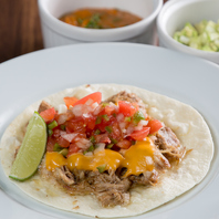 手作りソースと厳選素材で作る本格《自家製タコス》