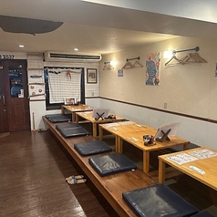 広々としたテーブル席は、友人同士や仕事仲間の飲み会に最適！白を基調とした空間が会話を弾ませます♪