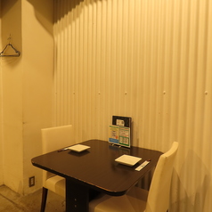 店内奥のテーブルは2、3、4名様用♪女子会・デート・飲み会など、幅広く使えます◎