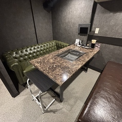 【プライベートな空間で楽しむ焼肉タイム！】6名様で利用できる個室は、仕事仲間や友人同士での食事会に最適です。周りを気にせず静かな雰囲気の中、ゆったりとした時間を過ごすことができます。焼肉を囲んで、笑顔とおしゃべりで盛り上がりましょう♪絶品焼肉を堪能しながら仲間との特別なひとときをお楽しみください！