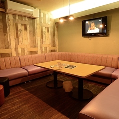 15名収容の広々カラオケルームは、木のぬくもりを感じる落ち着いた空間で、歌ったりおしゃべりしたり思い思いに楽しめます。大人数での貸切やパーティーにもぴったりで、開放感あふれる空間はみんなでくつろぎながら楽しい時間を過ごせる、居心地自慢の一室です。