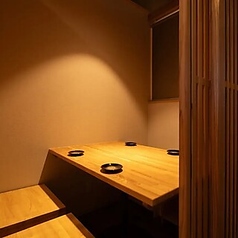 【2階個室席、ご希望の際はお電話にてご連絡下さい】個室で特別な時間を楽しめる当店は、デートや記念日、女子会、宴会、飲み会に最適です。九州産の食材にこだわった郷土料理と名物「炙りもつ鍋」をぜひご堪能ください。お料理に合わせた種類豊富なお酒もご用意しており、心ゆくまでお楽しみいただけます!