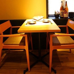 落ち着いた雰囲気のテーブル席で飲み会＆宴会。2名様～6名様までご利用可能です。