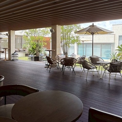 明るく開放的なテラス席です♪お天気の良い日は、是非テラス席をご利用下さい。