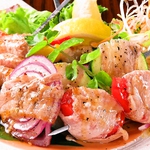 静岡県産の新鮮でみずみずしい野菜をジューシーな豚バラでくるくる巻いた逸品。本日の串は要チェック