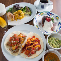 自家製タコスをメインに多彩な品が揃う《タコスセット》